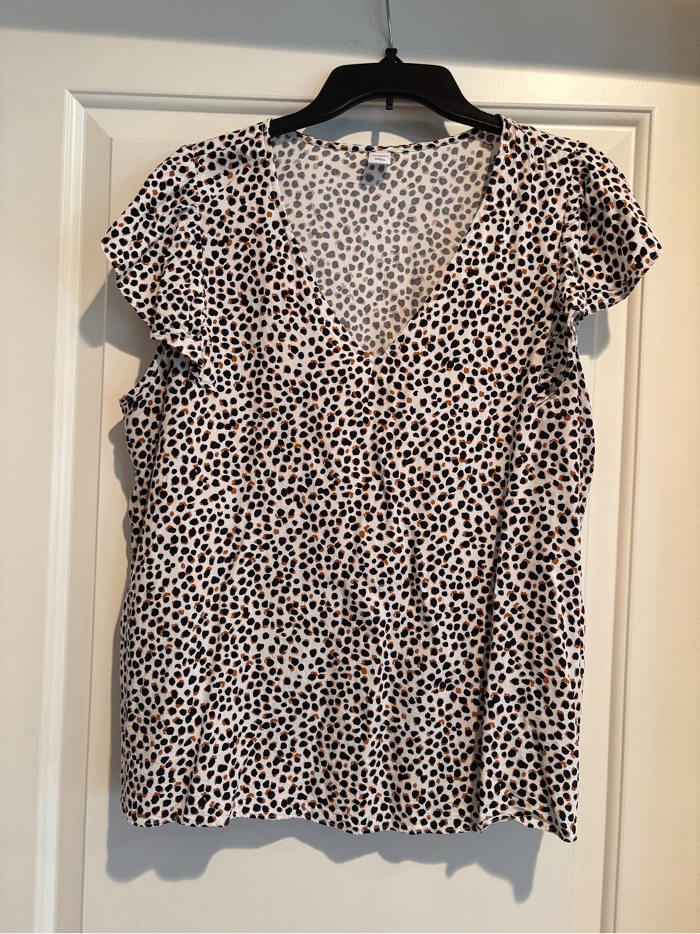 Old Navy White Leopard Print V-Neck Short Sleeve Top